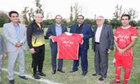 لباس تیم فوتبال پیشکسوتان برق لرستان به مدیر روابط‌عمومی و اموربین‌الملل شرکت توانیر اهدا شد.